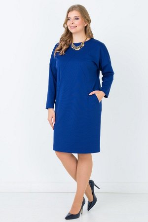 Синий Стильное платье средней длины, выполненное из однотонного трикотажа. Фасон модели с полукруглой неглубокой горловиной, длинными рукавами, спущенной линией плеч и увеличенной комфортной проймой. 