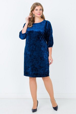 Синий Красивое платье с рукавами 3/4 на манжетах и расширенной проймой типа "летучая мышь". Фасон платья средней длины, с небольшим разрезом сзади, неглубокой полукруглой горловиной. Силуэт модели пол