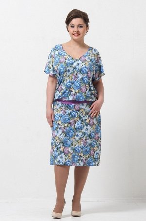 Синий Женственное платье приятной расцветки с имитацией костюма. Фасон модели средней длины, с V-образным вырезом горловины и небольшими рукавами. По бедрам проходит широкая полоса-вставка, которая хо
