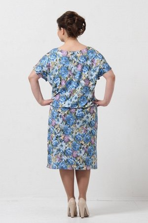 Синий Женственное платье приятной расцветки с имитацией костюма. Фасон модели средней длины, с V-образным вырезом горловины и небольшими рукавами. По бедрам проходит широкая полоса-вставка, которая хо