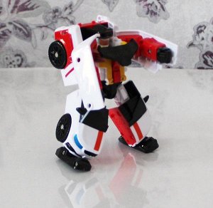 Mini Tobot Mini Tobot Y  - это робот-трансформер, который придется по вкусу практически любому мальчику. Главной особенностью игрушки является его способность трансформироваться из устрашающего и воор