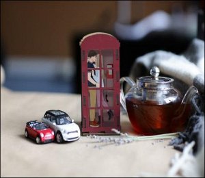 * Телефонная будка "Влюбленные" 
Внутри пакетик чёрного чая "Английский завтрак"- классическая 
смесь различных сортов  чая с жарких цейлонских плантаций (50г)Телефонная будка "Влюбленные" 
Внутри пак