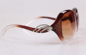Солнцезащитные очки коричневые с рифленой поверхностью и дугами на дужках