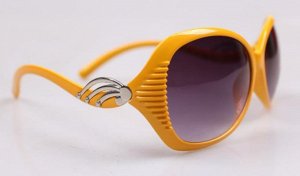 Солнцезащитные очки желтые с рифленой поверхностью и дугами на дужках