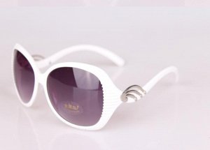 Солнцезащитные очки белые с рифленой поверхностью и дугами на дужках