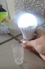 LED-лампа с батареей, работающая на воде