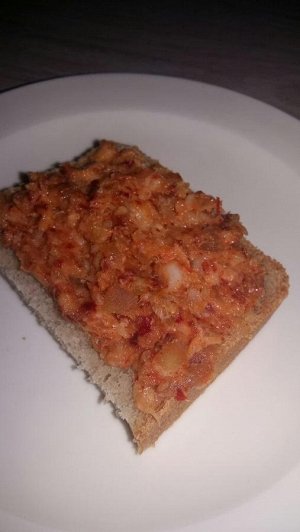 Шпик с чесноком и перцем