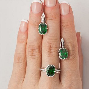 Серебряное кольцо с фианитом зеленого цвета 320