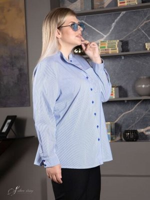 Блузка Стильная блуза-рубашка прямого силуэта с воротником - стойкой. Модель выполнена из эластичной ткани с высоким содержанием хлопка, с рисунком в полоску. Верхний срез стойки обработан отделочной 