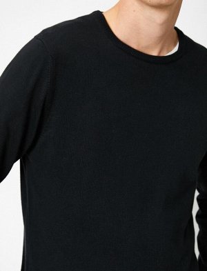 Хлопковый узкий трикотажный свитер с круглым вырезом и длинными рукавами