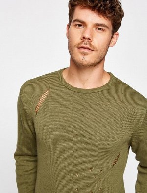 Рваный вязаный свитер