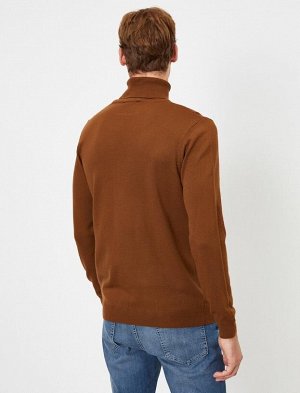 Трикотажный свитер с высоким воротником