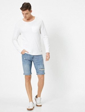 Рваные джинсовые шорты с карманами