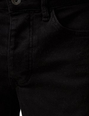 Рваные джинсовые шорты с карманом и нормальной талией