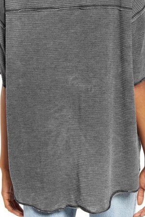 Серая футболка из вафельного трикотажа со спущенной линией плеча