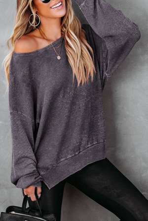 Серый трикотажный пуловер в рубчик с разрезами