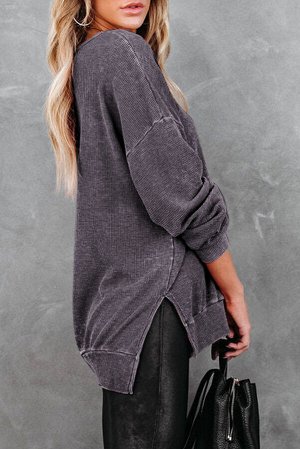 Серый трикотажный пуловер в рубчик с разрезами