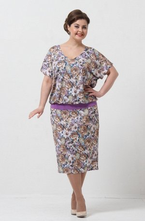 Бежевый Женственное платье приятной расцветки с имитацией костюма. Фасон модели средней длины, с V-образным вырезом горловины и небольшими рукавами. По бедрам проходит широкая полоса-вставка, которая 