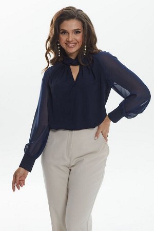 Блуза Рост: 170 Состав ткани: ПЭ-100%; Нарядная блузка из атласной ткани. В варианте синего цвета рукава из шифона. На полочке складки, небольшой V-образный вырез и декоративная стойка. Спинка со сред