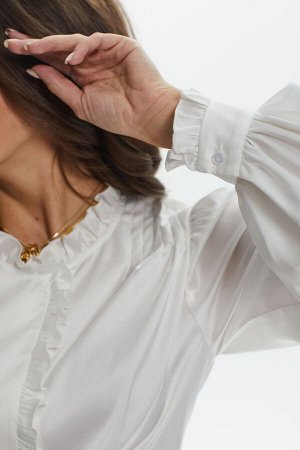 Блуза Рост: 170 Состав ткани: ПЭ-97%; Спандекс-3%; Блузка из тонкой струящейся ткани с деликатным блеском. Горловина и край борта отделаны рюшей. По верхней части полочки из плеча сформирована драпиро