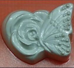 Пластиковая форма для мыла Бабочка на розе