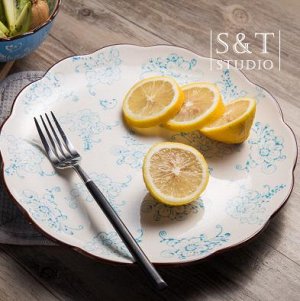 Тарелка Творческая тарелка оформленная ручной росписью. Ширина 26,5см.