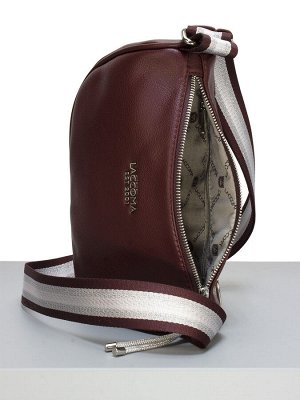Сумка Сумка женская кросс - боди выполнена из экокожи. Легкая сумка на молнии - популярный тренд сезона. Это женская сумка формой объемный полумесяц, подходит для носки через плечо как городская, пляж