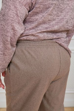Брюки Цвет:
коричневый
Состав:
72%Пэ 23%Шерсть 5%Эластан
Длина изделия:
95 см
Размер модели:
56
Рост модели:
174 см
Брюки укороченные, зауженные к низу, выполнены из плотного костюмного трикотажа. Мод