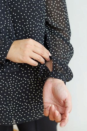 Блузка Цвет:
черный
Состав:
100%ПЭ
Длина изделия:
78 см
Размер модели:
54
Рост модели:
174 см
Женственная блуза на подкладке, верх - шифон в мелкий принт, нижний слой - однотон. Оригинальный воротник-
