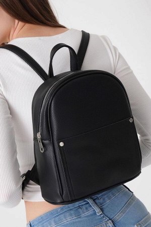 Черный рюкзак со штапельными деталями и передним карманом