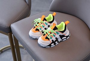 Кроссовки с яркими шнурками