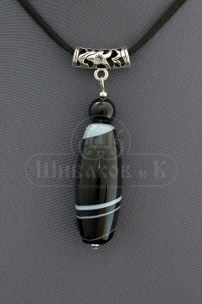 61718-7  Подвеска черный агат (размер камня 45*18*18 мм) на шнуре из искусственной замши