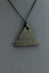 61753  Кулон-оберег "Треугольник мужской" шунгит 35*35*5 мм