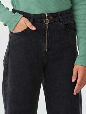 Джинсы Модные джинсы для девочки из хлопка 12 унций с широкими штанинами прямого силуэта, с посадкой на талии. Модель имеет классический дизайн с пятью карманами с кокеткой сзади. Внутри пояса дополни