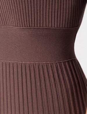 Легкое вязаное платье в рубчик из вискозы со складками в стиле "гофре"