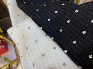 Свитер Теплый женский вязаный свитер, это базовая классическая и весьма модная вещь в любом гардеробе на осень и зиму.
Цвет классический, не кричащий, что делает его уместной в офисе, школе и прочих м