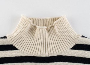 Черно- белый свитер в полоску с горлом