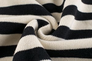 Черно- белый свитер в полоску с горлом