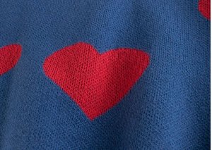 Синий свитер с красными сердцами
