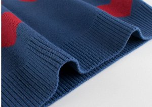 Синии свитер с красными сердцами