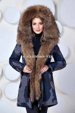 Зимняя парка с отделкой из меха енота