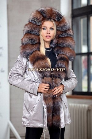 Красивая перламутровая парка с мехом чернобурки