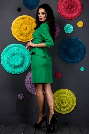 Платье Материал: костюмка Длина : до коленаДлина рукава: 3/4 среднийЦвет: зелёный