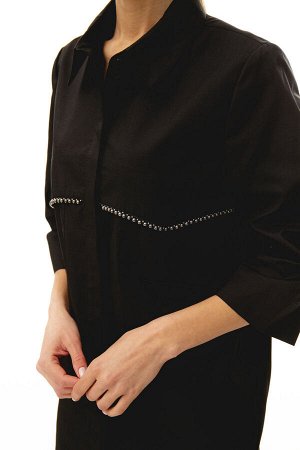 Блуза Блуза Kaloris 1960-1 черный 
Состав: ПЭ-35%; Хлопок-65%;
Сезон: Весна
Рост: 170

Блузка женская прямого силуэта. Перед с центральной застежкой на потайную планку, застегивающуюся на петли и пуг