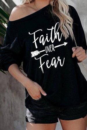 Черная блуза с открытым плечом и надписью: Faith Over Fear