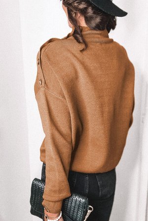 Коричневый свитер-водолазка с заниженными плечами и декоративными пуговицами