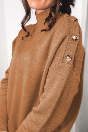 Коричневый свитер-водолазка с заниженными плечами и декоративными пуговицами
