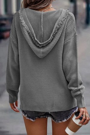 Серый свитер в рубчик с капюшоном и бахромой