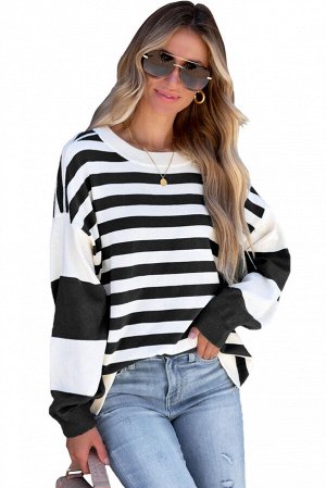 Черно-белый полосатый пуловер со спущенной линией плеча