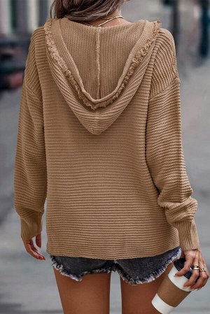Бежевый свитер в рубчик с капюшоном и бахромой